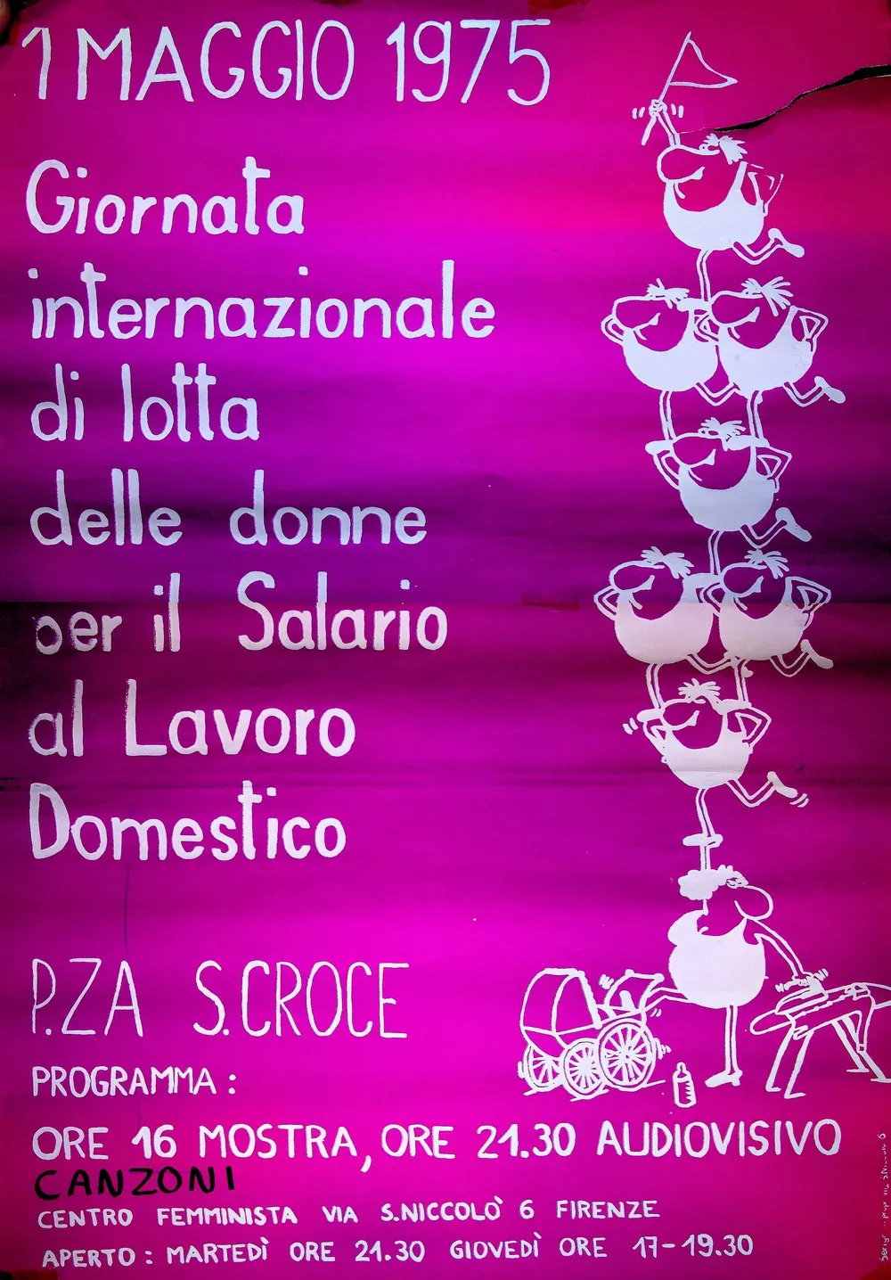Affiche sérigraphiée rose et violette du 1er mai 1975, titrée « Giornata internazionale di lotta delle donne per il salario al lavoro domestico », avec une pyramide de femmes dessinées en blanc, un landau et une planche à repasser