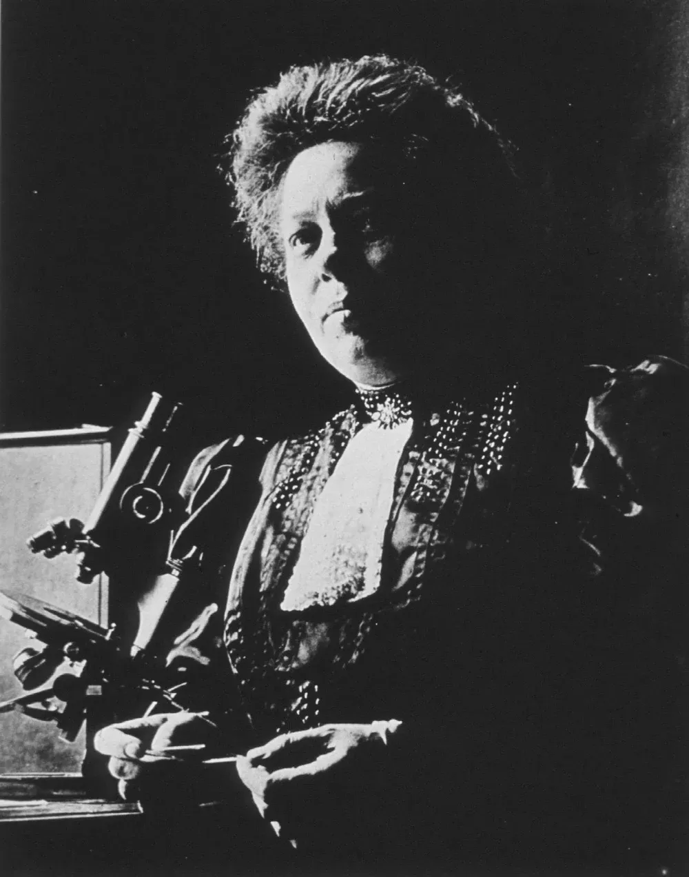 Portrait photographique d’Augusta Déjerine-Klumpke penchée sur un microscope, dans son laboratoire