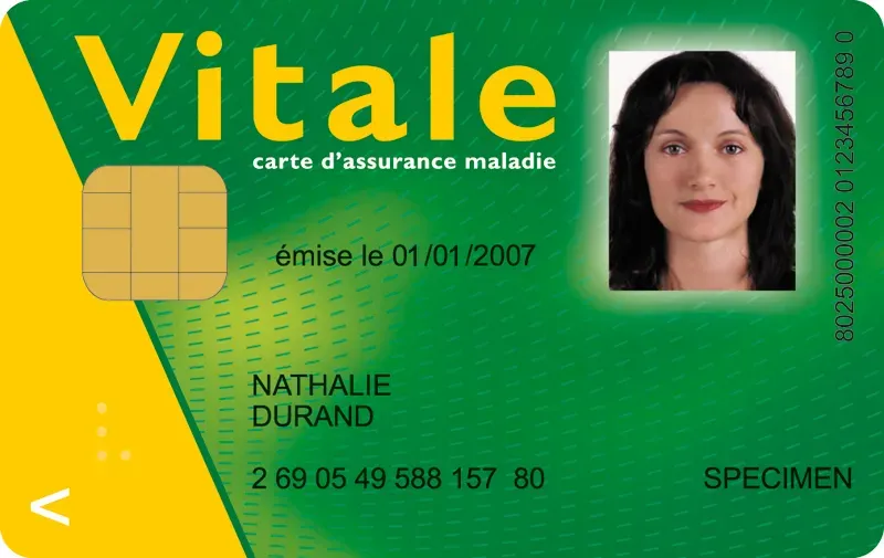 Spécimen officiel de carte Vitale verte et jaune au nom de Nathalie Durand, avec le numéro de sécurité sociale commençant par le chiffre 2