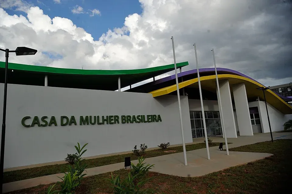 Façade blanche de la Maison de la femme brésilienne de Brasília, avec son toit ondulé vert, jaune et violet