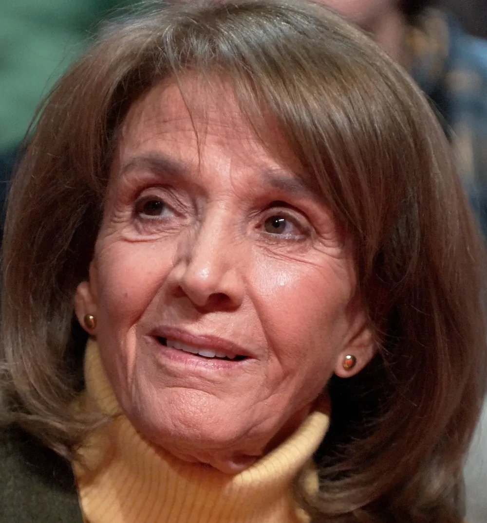 Portrait de Gisèle Halimi en gros plan, cheveux châtains, souriante, lors d’un événement public