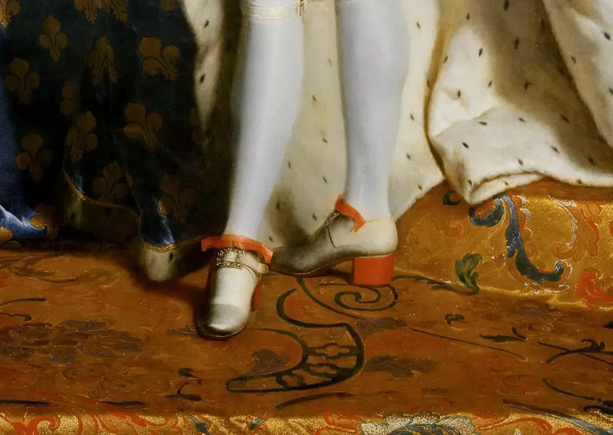 Détail du portrait de Louis XIV par Hyacinthe Rigaud : bas de soie blancs, souliers clairs à boucle et talons peints en rouge vif