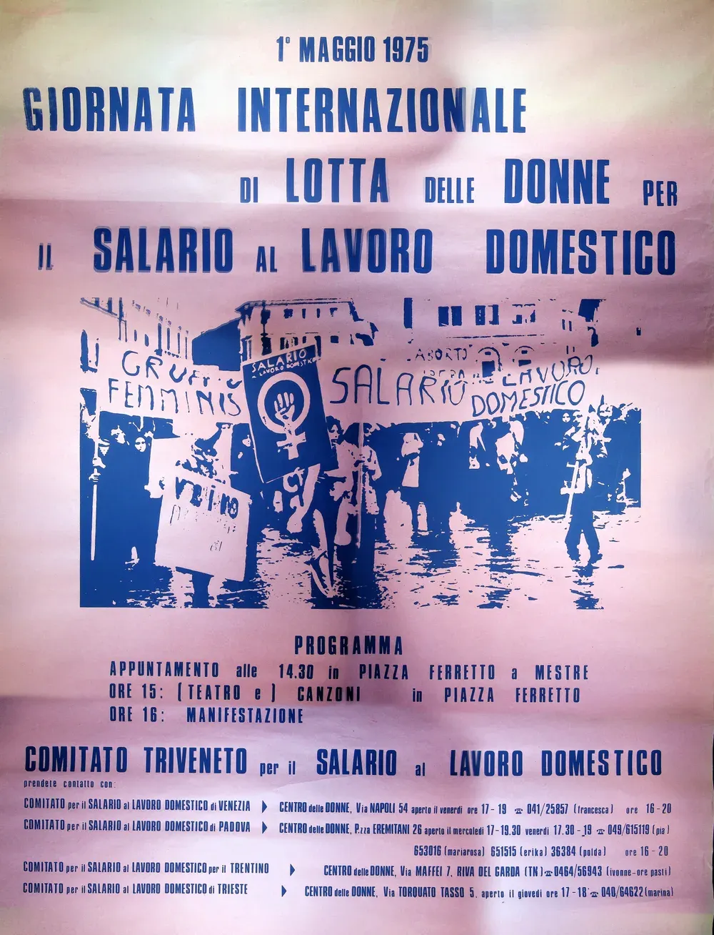 Affiche du 1er mai 1975 en rose et bleu montrant la photographie d’une manifestation de femmes portant des pancartes « Salario al lavoro domestico »