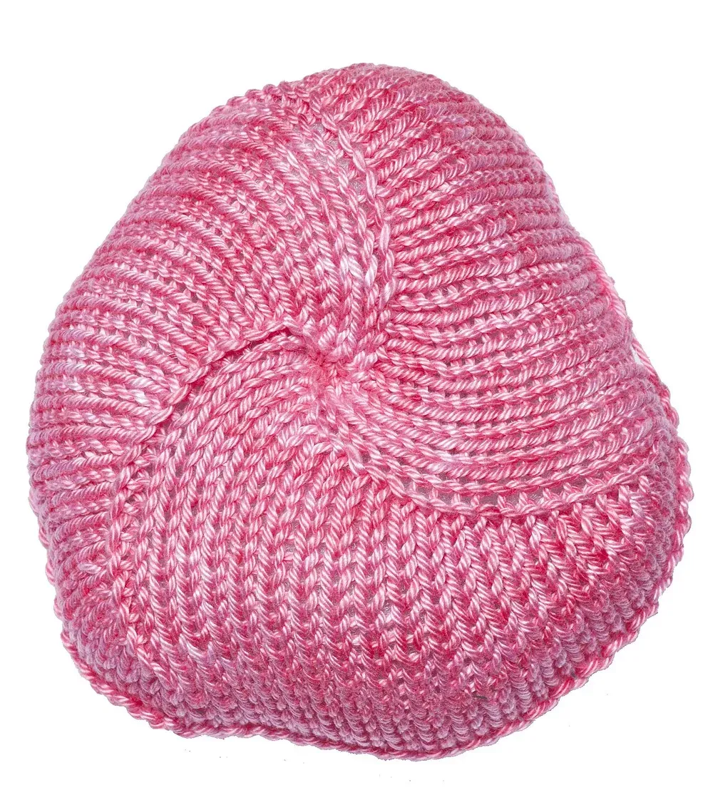 Sein prothétique tricoté en laine rose, posé sur fond blanc